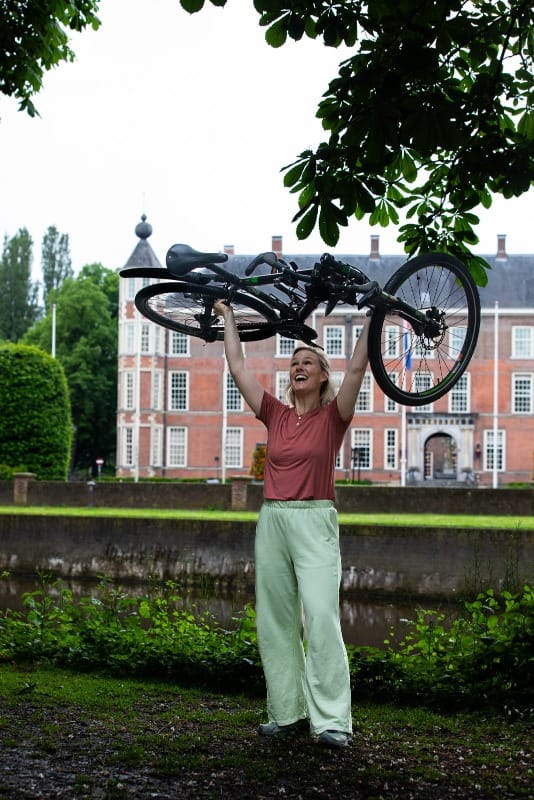 ‘Mijn beroep is: met de meiden de bergen in’ post image